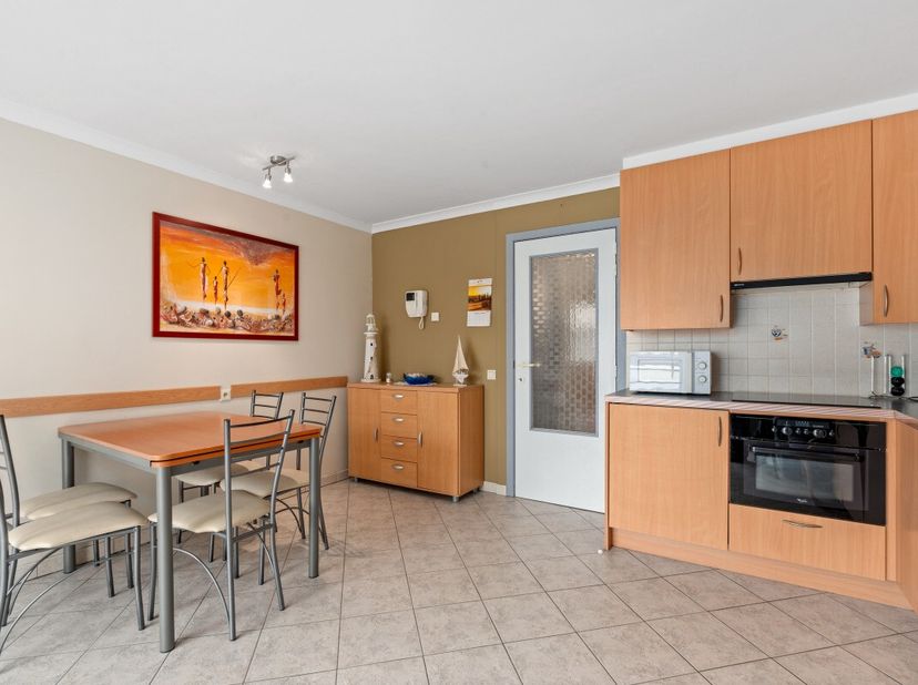 Te koop: ruim appartement in het centrum van Nieuwpoort, op korte afstand van zee, duinen en openbaar vervoer. Dit appartement, gebouwd in 2002, biedt