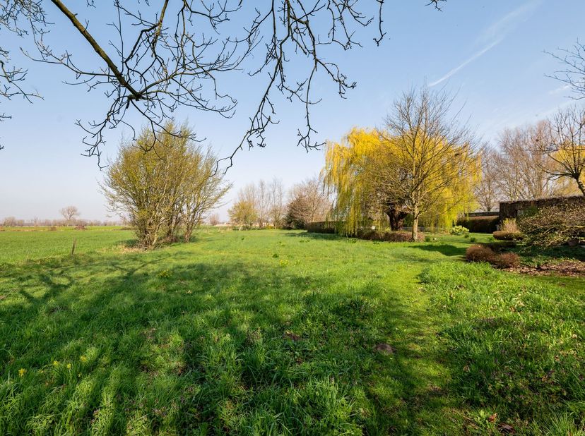 Bouwgrond op perceel van 1502 m²<br />
<br />
Ligging<br />
Deze bouwgrond met een breedte van 20m aan de straatzijde op een perceel van 1502m², bi