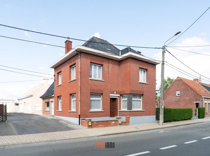 Centraal gelegen karaktervolle woning uit 1941, te vinden aan de Oekensestraat 22.<br />
Deze heel stevig gebouwde woning heeft een totale bewoonbare