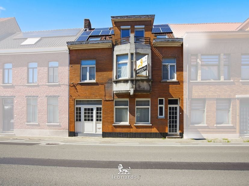 <br />
Ruim huis, grote tuin, parking achteraan! <br />
Deze instapklare en verrassende burgerwoning in Bissegem combineert licht, leefruimte en prakt