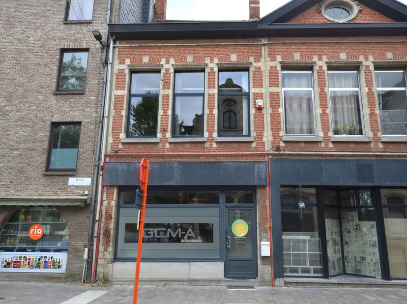 Dit pand is goed gelegen, net binnen de Lierse Vest aan het begin van de Berlarij. U heeft zicht op het kruispunt Berlarij, Ros Beiaardstraat en Leuve