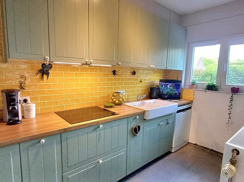 Dit op te frissen gelijkvloers appartement bevindt zich nabij het centrum van Lievegem met winkels en scholen op korte afstand. Daarnaast geniet u van