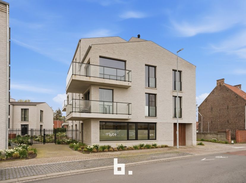 Ontdek dit instapklare en uitzonderlijk ruime handelspand van ca. 252 m² (volgens EPB), strategisch gelegen in het centrum van Rumbeke, met een vlotte