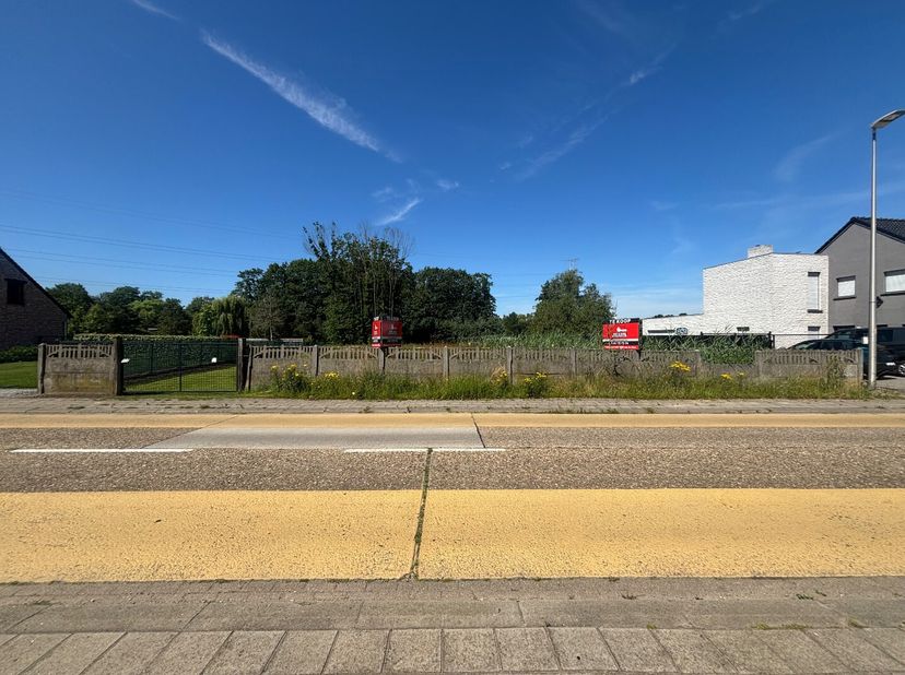 Deze projectgrond van 18a voor 2 halfopen bebouwingen, gunstig gelegen in de Zandstraat nabij centrum Kwaadmechelen, biedt alles wat je nodig hebt bin