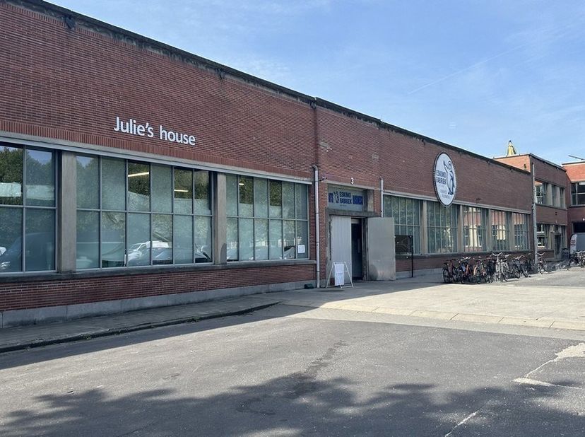 115m² kantoorruimte <br />
Ligging: in voormalige textielfabriek aan de voorhaven in Gent, vlot bereikbaar via R4 en het openbaar vervoer<br />
<br />