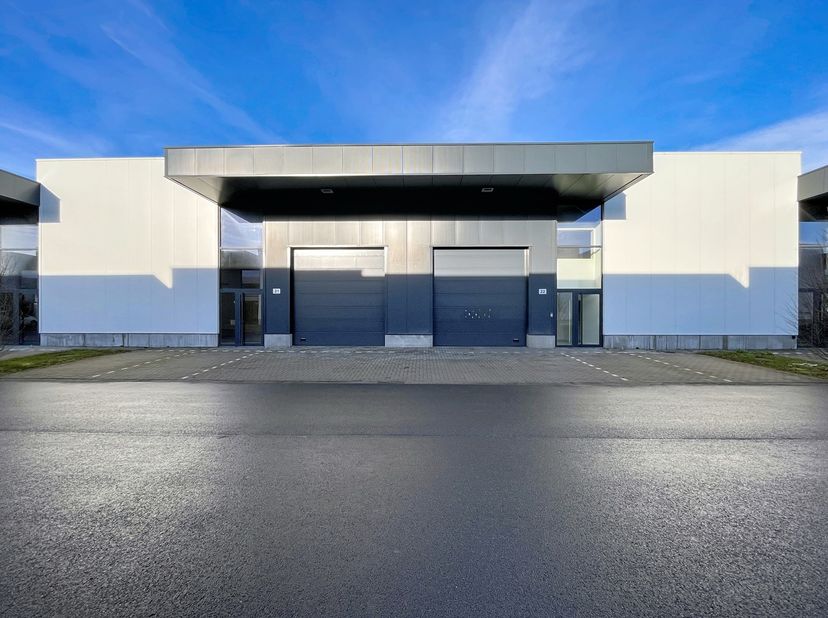 Te ontdekken in het industrieterrein van Achêne: dit magazijn biedt een gelijkvloerse oppervlakte van 769 m². Deze unit beschikt reeds over kantoren,