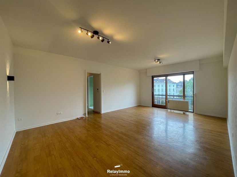 Zeer mooi appartement van 70 m² (84 m² verwarmde vloeroppervlakte volgens EPB) met twee slaapkamers, kelderruimtes en een garage. Ideaal gelegen op de