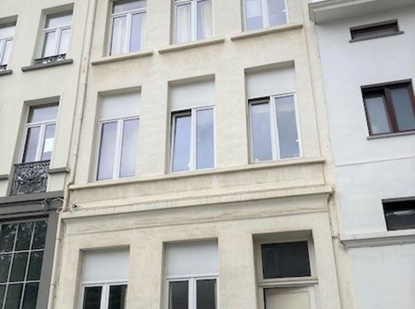 Dit appartement bevat een leef- en slaapruimte, open keuken, badkamer en terras.<br />
Tevens is er een binnenkoer.<br />
Er wordt een provisie gevraa