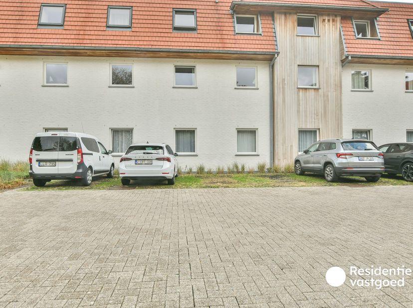 Te koop: drie staanplaatsen (P16 – P17 – P18), strategisch gelegen aan het Ibis Hotel in De Haan. Een interessante opportuniteit voor investeerders di