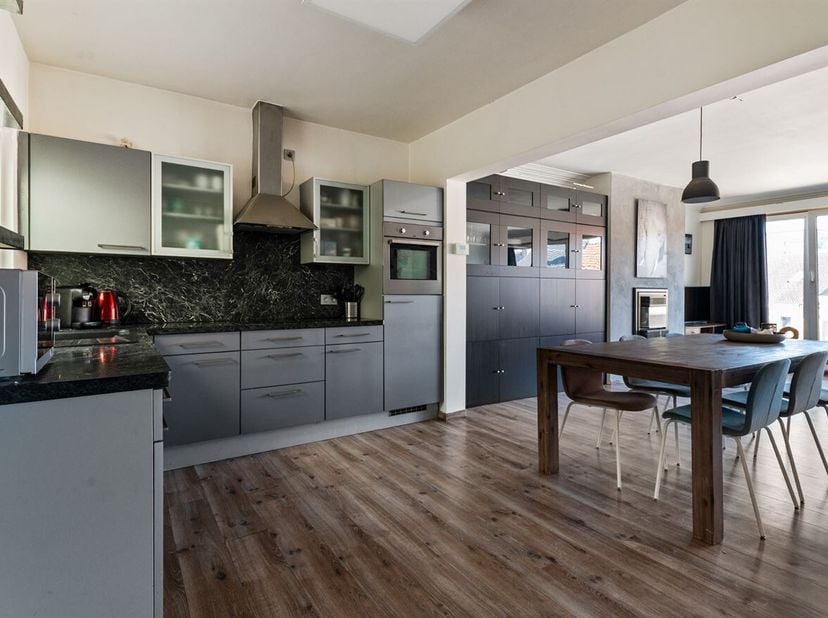 Lichtrijk appartement met 2 slaapkamers en terras<br />
Omschrijving<br />
Via de inkom komt u terecht in de lichtrijke leefruimte, waar grote raampar