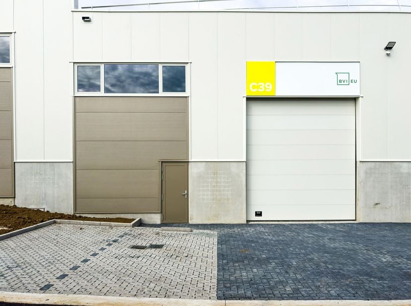 Nivelles à la sortie n°19 de l'autoroute E19 - et E42 (à l'arrière de l'hôtel Van Der Valk et du shopping de Nivelles) <br />
Accès direct à l'autorou