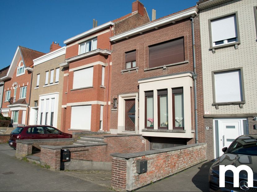 Deze prachtige woning in Kortrijk biedt alles wat u zoekt! Met een grondoppervlakte van 292 m² geniet u van ruime, lichtrijke kamers en comfort.<br />