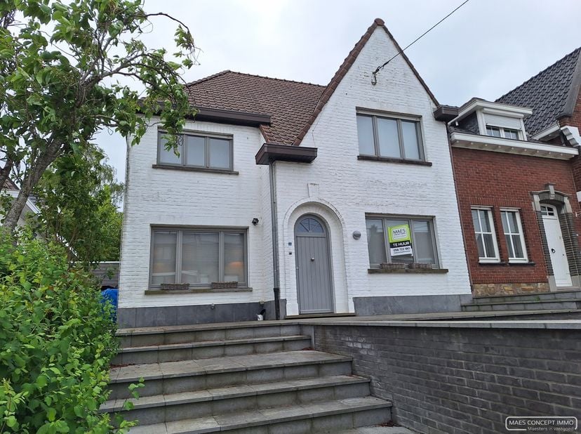 Deze gezellige halfopen woning werd volledig gerenoveerd: met nieuwe vloeren, nieuwe ramen, nieuwe keuken en badkamer, ingemaakte kasten, …<br />
<br