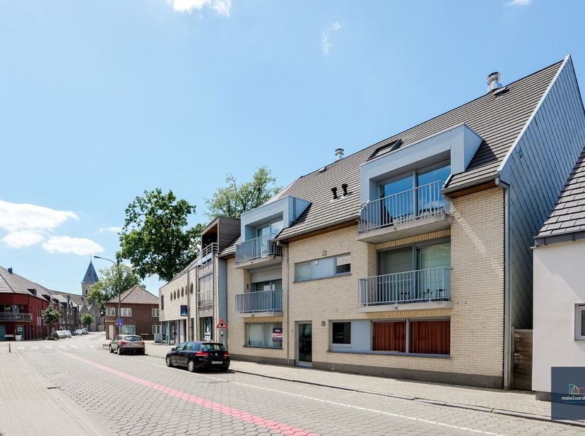 BEZOEKMOMENT zie : www.makelaarshuys.be Dit instapklare dakappartement is rustig gelegen nabij het centrum van Lovendegem, op de tweede verdieping van
