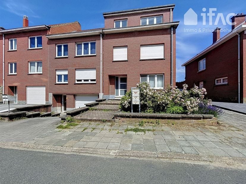 Leuk gelegen 1-slaapkamer appartement en terras nabij het centrum van Tervuren.<br />
<br />
2de verdieping: Inkomhal met apart toilet en badkamer (