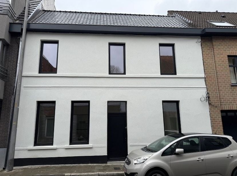 Instapklare gerenoveerde woning met vier slaapkamers.Deze charmante woning werd totaal gerenoveerd met de beste materialen en is instapklaar. Bovendie