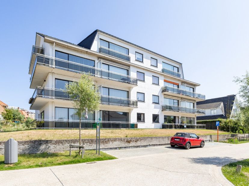 De Panne: Centraal gelegen garage te koop Bent u op zoek naar een gemakkelijk toegankelijke garage in het centrum van De Panne? Deze afgesloten garage