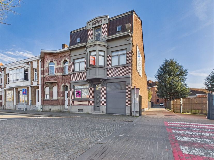Découvrez cette élégante maison bourgeoise de 5 chambres, idéalement située face à la gare de Péruwelz. Elle souvre sur un hall dentrée accueillant me