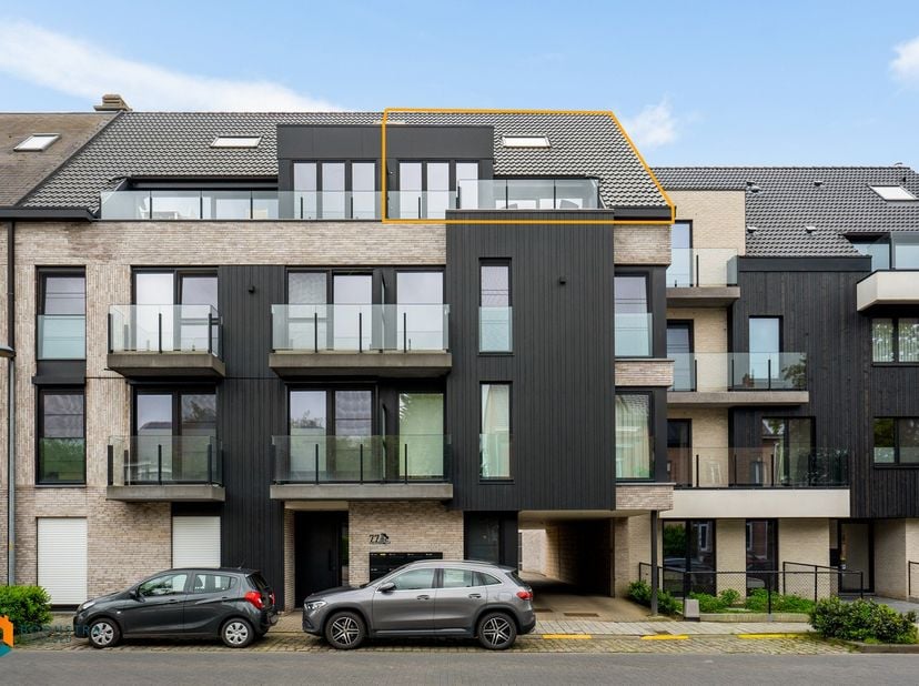 Op een uitstekende locatie, vlak bij het centrum van Heist-op-den-Berg, bevindt zich dit lichtrijke duplexappartement met drie slaapkamers, twee terra