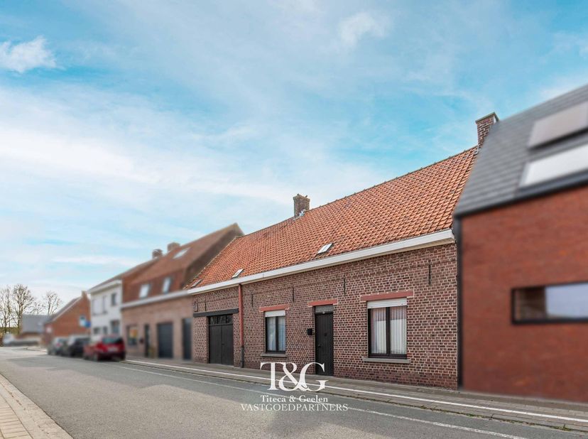 Charmante en verrassend ruime woning met tuin en garage, ideaal gelegen.<br />
<br />
Bij het binnenkomen is er een aparte, veelzijdige ruimte die per