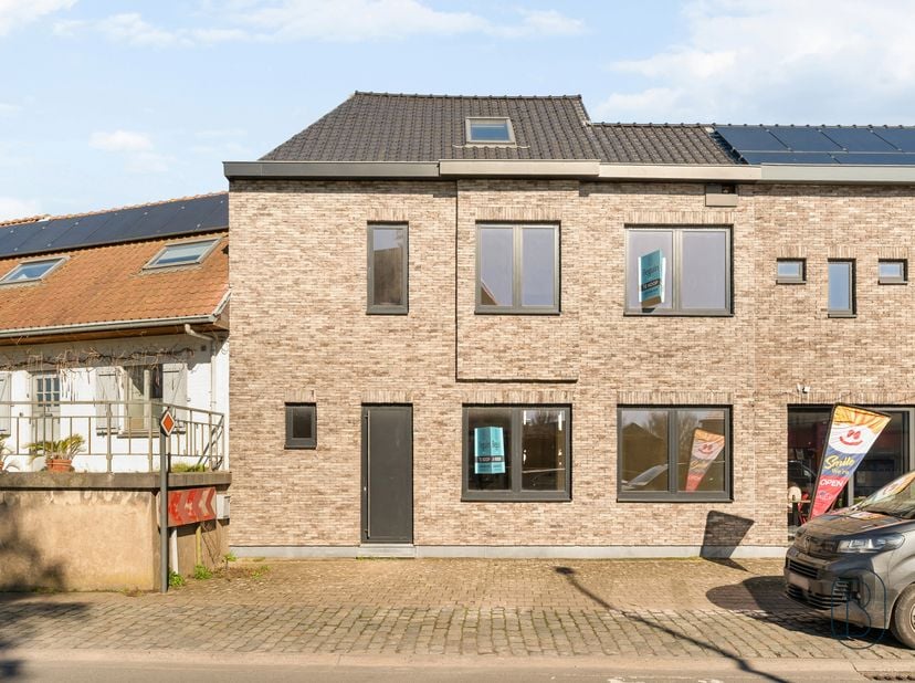 In het rustige Spiere, op slechts 15 minuten van Moeskroen en Avelgem en op 20 minuten van Doornik en Kortrijk, bevindt zich deze verder af te werken