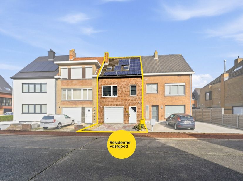 In een rustige ligging te Stene (Oostende) bevindt zich deze verzorgde bel-étagewoning met dubbele garage, veranda, tuin en 2 slaapkamers. De woning w
