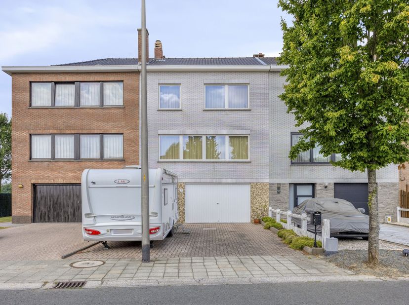 Ben je op zoek naar een te renoveren gezinswoning in Liedekerke met veel ruimte en een rustige ligging? Dan is deze bel-etage woning in een residentië