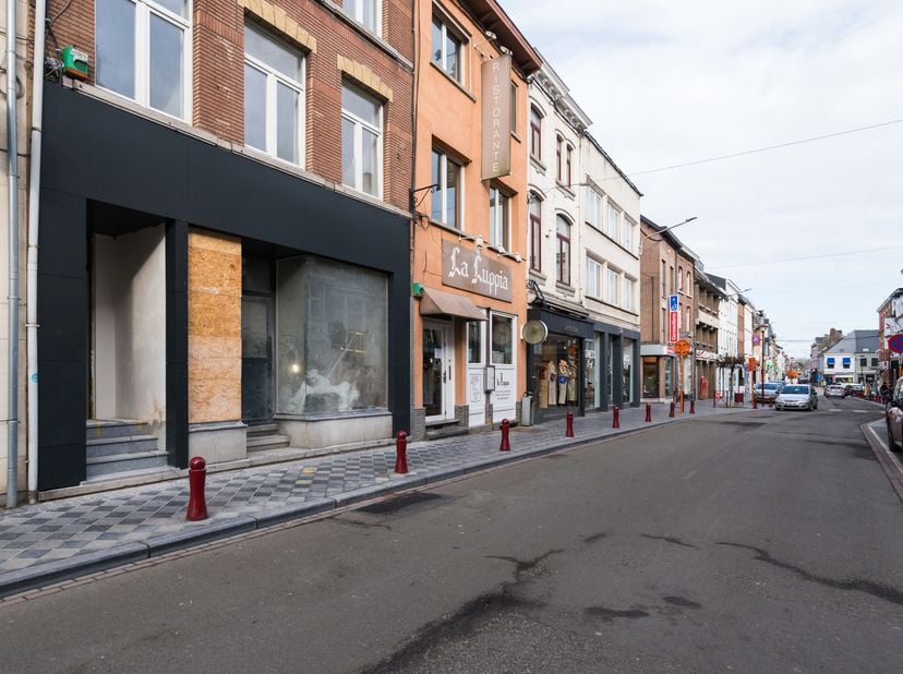 WAVER -  Ideaal gelegen in een van de levendigste straten van het stadscentrum, omringd door kwaliteitsvolle winkels, mooie COMMERCIËLE RUIMTE CASCO v