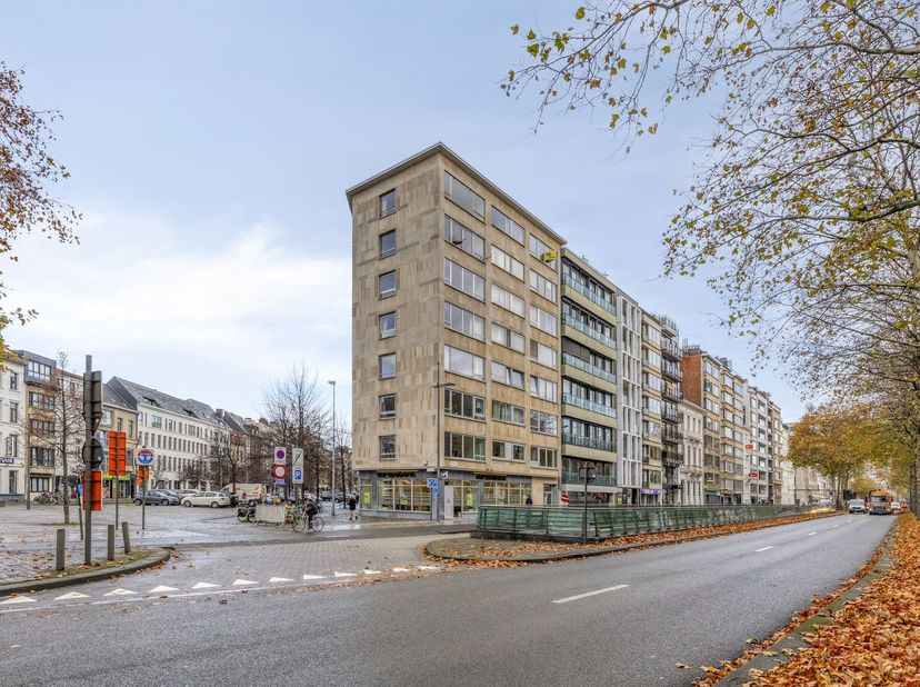 Ontdek dit lichtrijke appartement op de 7de verdieping met een panoramisch uitzicht over de stad. Gelegen op een uitstekende locatie in het hart van A