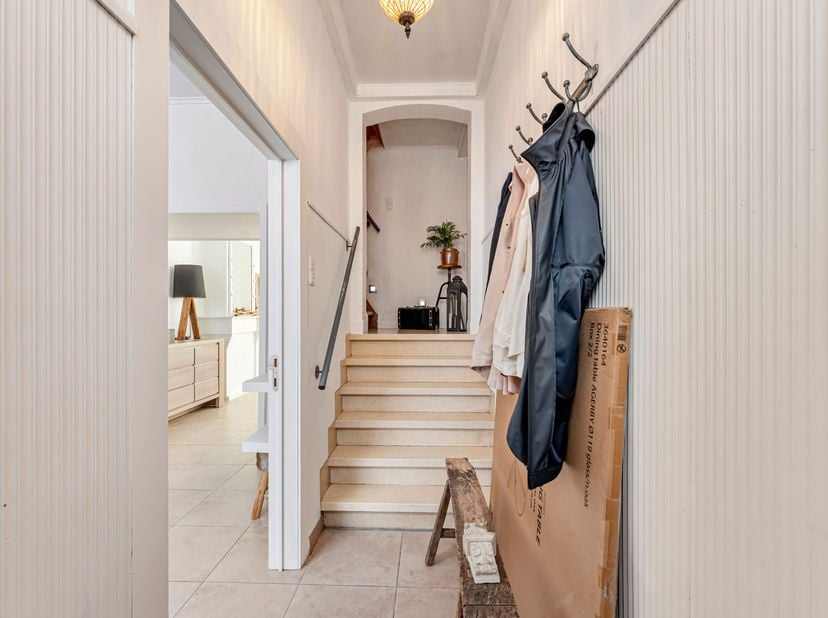 Rustig gelegen woning vlakbij centrum Roeselare zoekt zijn nieuwe eigenaars!<br />
Je betreedt de woning via de inkomhal, die rechtstreeks toegang bie
