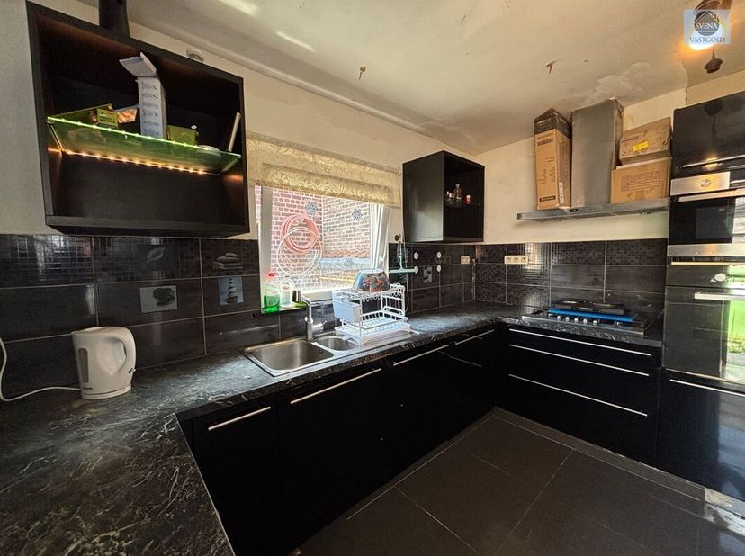 MAISON À RAFRAÎCHIR AVEC 3 CHAMBRES ET JARDIN<br />
Cette propriété est située dans le quartier calme d'Atembeke, à proximité des commerces et des tra