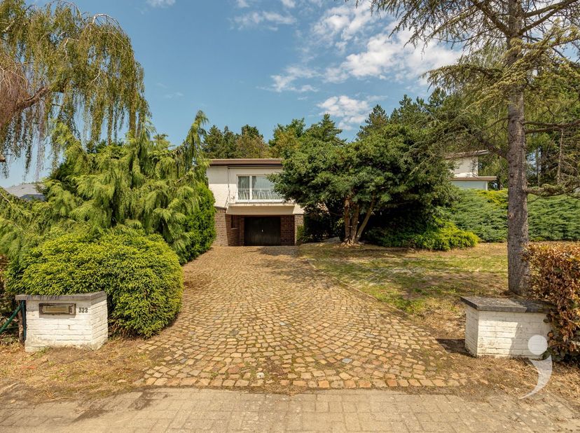 Bent u op zoek naar een woning met ruimte, een uitstekende ligging en tal van renovatiemogelijkheden? Dan is deze vrijstaande woning uit 1967, gelegen
