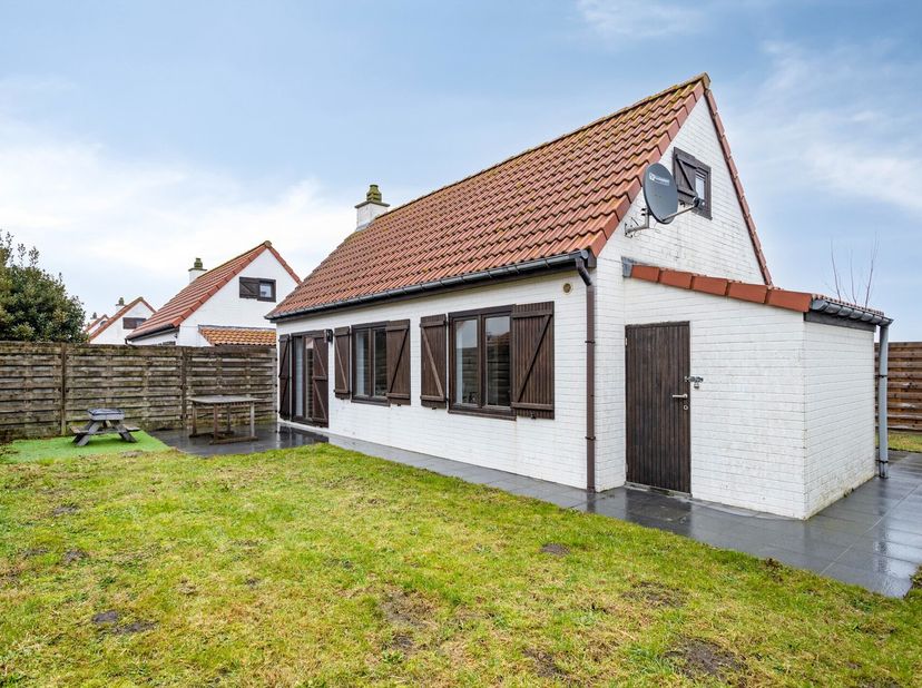 Deze charmante vakantiewoning, gebouwd in 2006, is prachtig gelegen op het rustige en groene park Duinenhof. De woning beschikt over een aangenaam ter