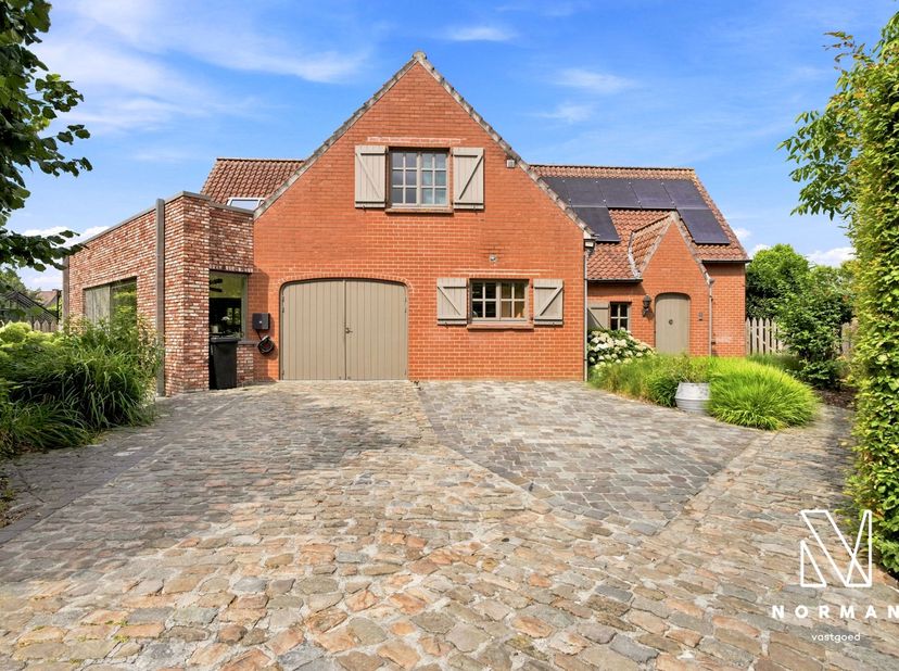 Welkom in deze prachtige, kwalitatief afgewerkte villa, gelegen in een rustige en kindvriendelijke woonwijk te Bavikhove. Deze instapklare woning besc