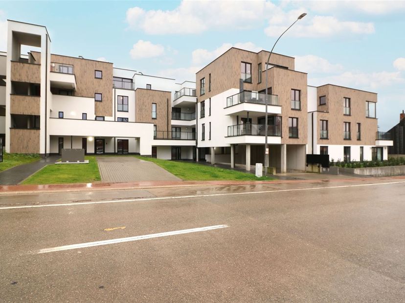 Dit nieuwbouwappartement geniet van een gunstige ligging gezien het gelegen is op wandelafstand van het centrum van Scherpenheuvel, maar tevens heb je
