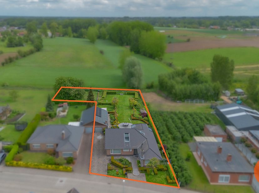 BEZOEKDAG ZATERDAG 04/07 VAN 9U30 TOT 12U (enkel op afspraak!) <br />
AAIGEM – In het landelijke Aaigem, op een prachtig perceel van 22 are met een ro