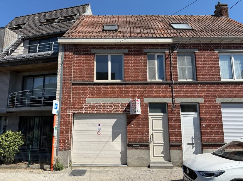 Bent u op zoek naar een ruime en verzorgde woning op wandelafstand van alle voorzieningen? Dan is deze charmante gezinswoning in het centrum van Koeke