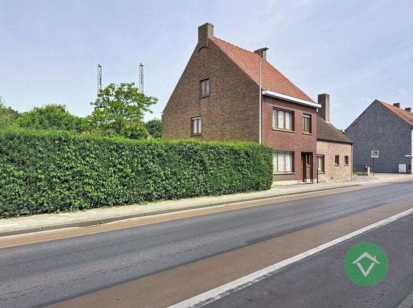 Deze alleenstaande woning is gelegen op een grondoppervlakte van 8483 m² te Eernegem en bestaat uit een alleenstaande woning, paardenstallen, naastlig