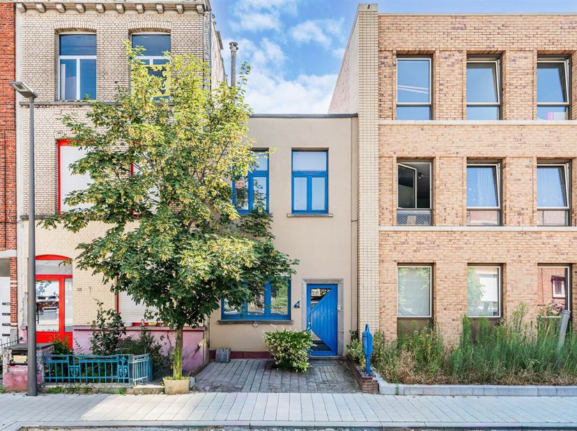 Deze woning is gelegen in Deurne-Zuid een centrale locatie, met scholen, winkels, openbaar vervoer en belangrijke invalswegen in de nabije omgeving.<b