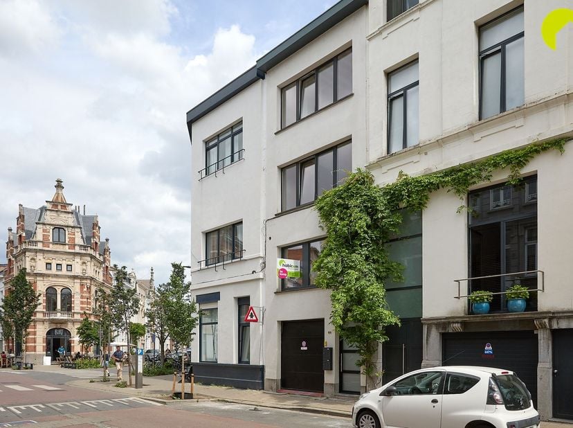 IN OPTIE<br />
<br />
Dit volledig gerenoveerde duplex appartement is gelegen in Zurenborg, in een klein gebouw, met slechts één buur.<br />
Het ge
