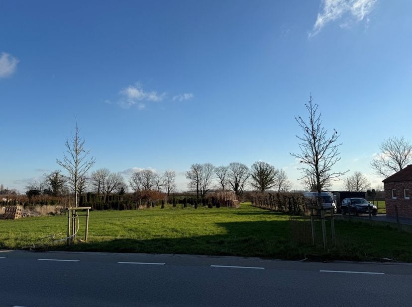 In het landelijke Schakkebroek, deelgemeente van Herk-de-Stad, vinden we deze mooie bouwgrond voor een open bebouwing terug.<br />
De bouwbreedte bedr
