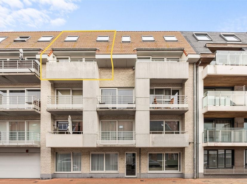Instapklaar duplex appartement met terras<br />
<br />
Op zoek naar een instapklaar en lichtrijk appartement op een uitstekende ligging in Bredene? Di