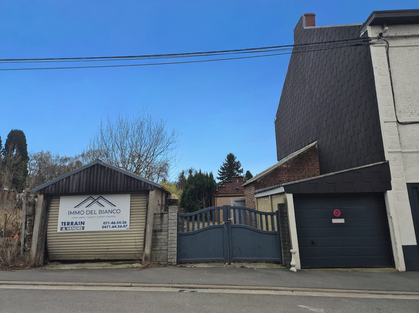À Vendre : Terrain à bâtir avec 3 garages et 1 remise !<br />
Situé sur la commune de Roux, endroit à la fois calme, proche des axes autoroutiers et d