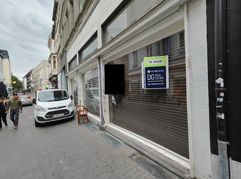 Ce spacieux bien commercial d’exception sera disponible à partir du 01/08/2025. Avec une superficie totale de pas moins de 370 m² et la possibilité d’