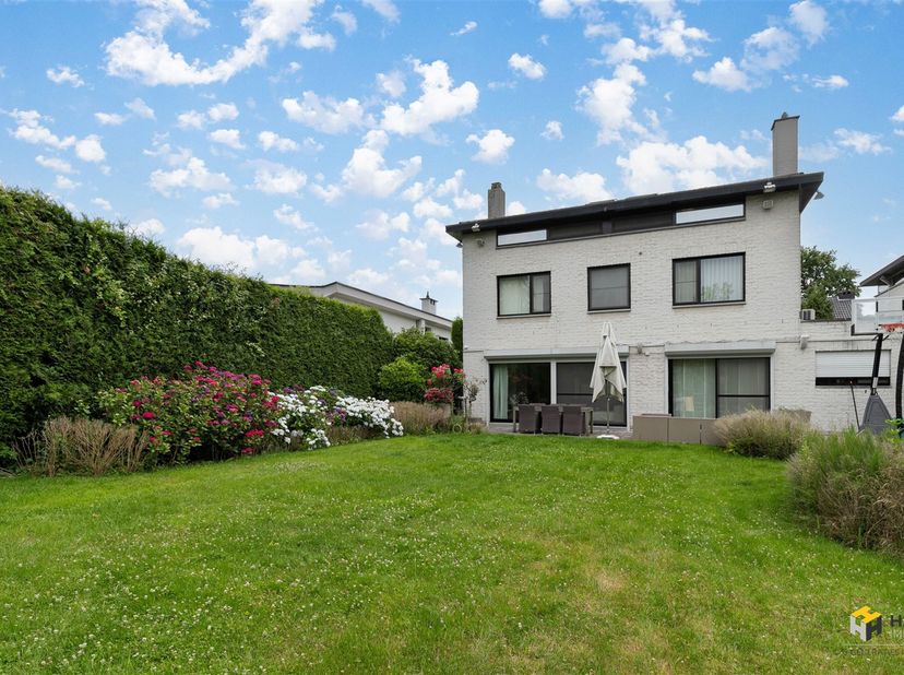 Vous rêvez d'un logement où l'espace occupe une place centrale ? Alors cet impressionnant ensemble immobilier ouvert, situé dans la paisible rue Jozef