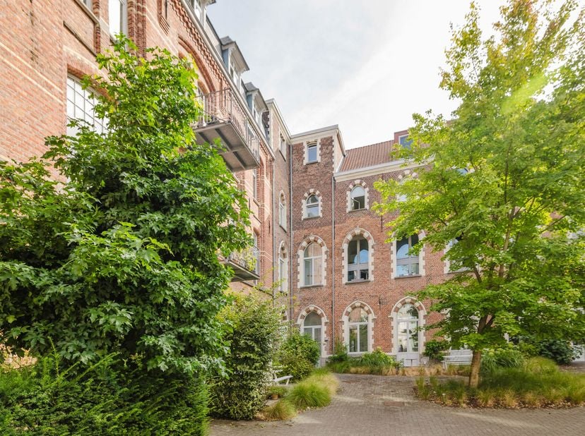 Ligging<br />
Dit instapklare appartement bevindt zich aan de Oude Houtlei, in het hart van de historische Gentse binnenstad. De residentie maakt deel