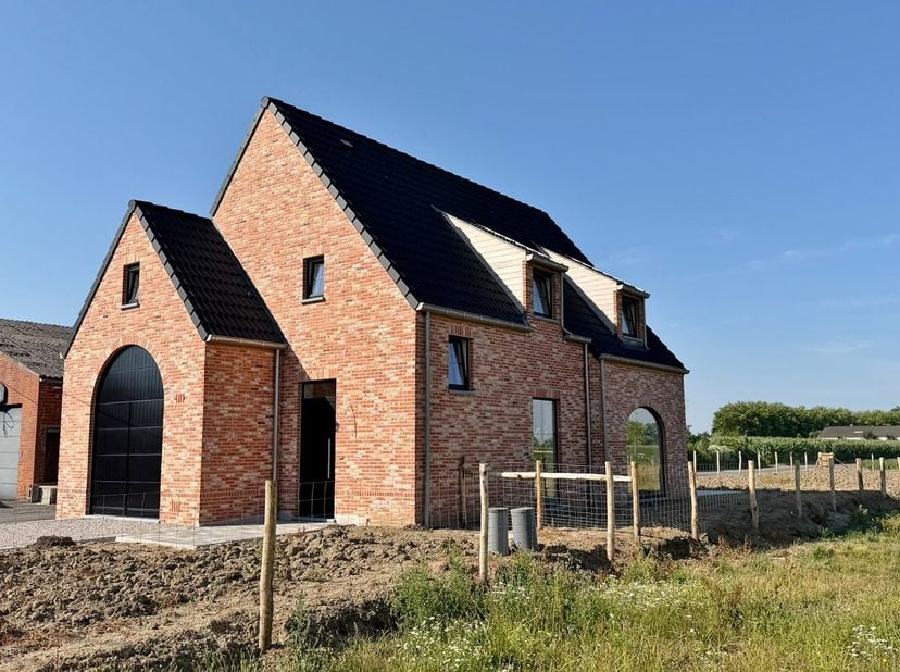 Bent u op zoek naar een stijlvolle en energiezuinige nieuwbouwvilla waar ruimte, comfort en licht centraal staan? Dan is deze prachtige woning beslist