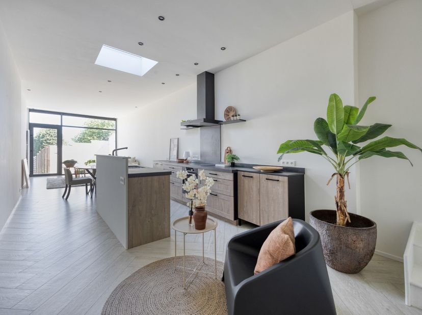 Deze prachtige woning is gelegen in een zeer rustige buurt in Tienen. De woning is volledig gerenoveerd in 2026 van kop tot teen met luxe materialen.