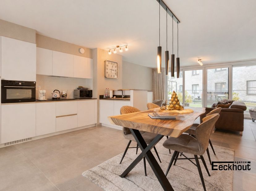 Dit appartement met 3 verdiepingen in Oostende is gebouwd in 2018 en beschikt over 3 slaapkamers. Met een bewoonbare oppervlakte van 122 vierkante met