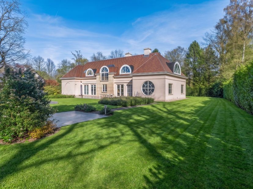Verscholen in de prestigieuze en residentiële Eikenlaan te Belsele, bevindt zich deze karaktervolle, statige villa. Met een bewoonbare oppervlakte van